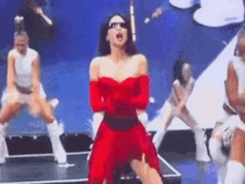 Nữ ca sĩ hạng A gây nhức mắt khi diện váy ngắn cũn cỡn, nhảy quyến rũ trên sân khấu