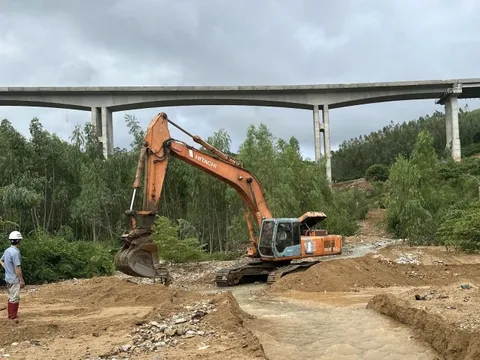 Khẩn trương thông tuyến giao thông huyết mạch, chủ động ứng phó bão số 15