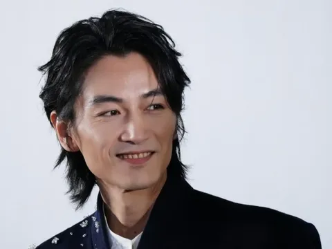 Nam diễn viên nổi tiếng phờ phạc, xuống sắc rõ rệt sau khi ly hôn với 'Tiểu Long Nữ'