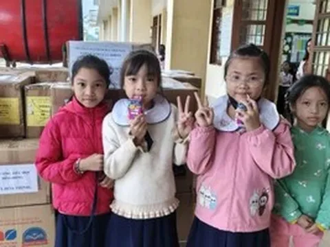 Sách giáo khoa đã đến tay học sinh xã vùng lũ Hòa Thịnh, Đắk Lắk