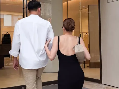 Hồ Ngọc Hà khoác tay người đàn ông lạ, để lộ chi tiết gây chú ý