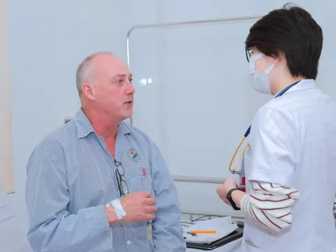 Điều trị nhiều lần ở châu Âu không khỏi, nam bệnh nhân bay từ Hà Lan sang Việt Nam để phẫu thuật nội soi 0