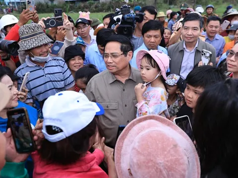 Thủ tướng thăm, động viên người dân tại "rốn lũ" Hòa Thịnh, tỉnh Đắk Lắk