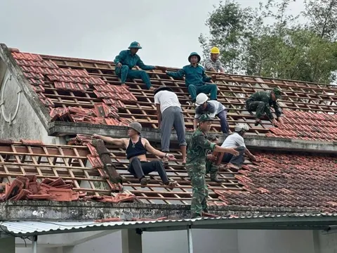 Quân khu 5 hỗ trợ xây dựng lại nhà cho nhân dân sau mưa lũ lịch sử