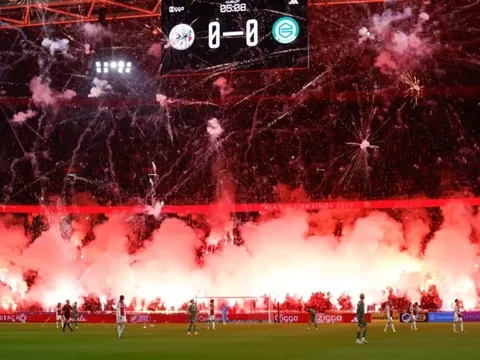 Cảnh tượng điên rồ ở bóng đá Hà Lan