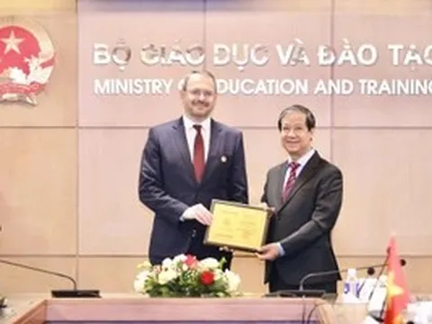 Trao Kỷ niệm chương Vì sự nghiệp Giáo dục cho Thứ trưởng Mogilevsky Konstantin Ilyich