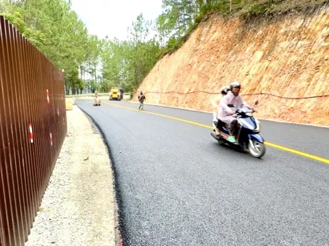 Lâm Đồng: Mở đường tạm qua đèo Mimosa, khôi phục giao thông sau 10 ngày tê liệt do sạt lở