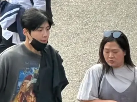 Nam diễn viên nổi tiếng Hàn Quốc bị bắt gặp đi mua xôi cốm ở Hà Nội