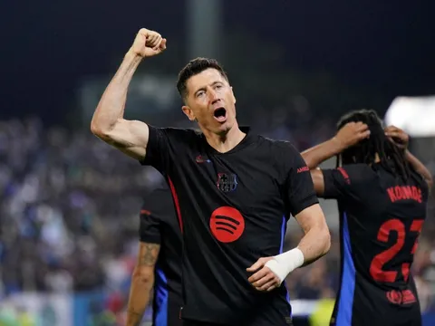 Barcelona không gia hạn với Lewandowski