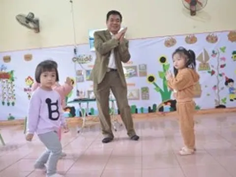 Những 'ông bố' mầm non giữa đại ngàn: Ngôi trường từ mồ hôi, nước mắt người thầy