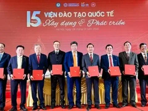 Trên 98% sinh viên Chương trình mỗi bên cấp một bằng cử nhân có việc làm
