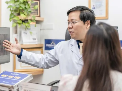 Cô gái đỏ rát mặt những ngày Hà Nội mù mịt bụi mịn 0