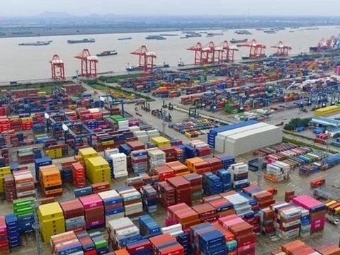 Bất chấp thuế quan Mỹ, xuất khẩu của Trung Quốc vẫn 'lội ngược dòng' ngoạn mục