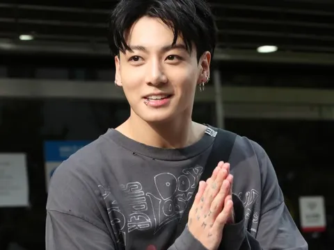 Jungkook (BTS) vướng nghi vấn 'tranh thủ' ra nước ngoài hẹn hò với bạn gái tin đồn kém 4 tuổi