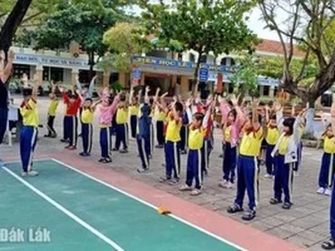 Café ngày mới: Đường đến trường sau lũ