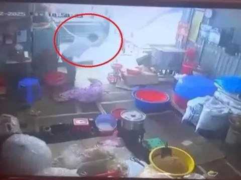 Mâu thuẫn gia đình, người đàn ông dùng dao đâm vợ "hờ" rồi tự sát