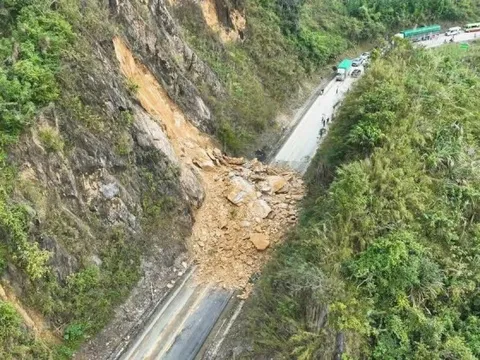Sạt lở nghiêm trọng trên Quốc lộ 6 vùi lấp 4 người, giao thông tê liệt