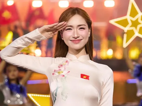 Hòa Minzy báo tin vui