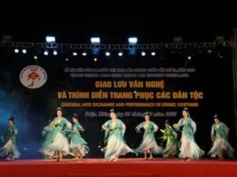 Rộn ràng sắc màu văn hóa thể thao tại Lễ hội Ném còn ba nước Việt – Lào – Trung