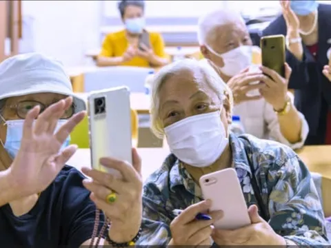 Người cao tuổi 'nghiện' smartphone và những ảnh hưởng âm thầm 0