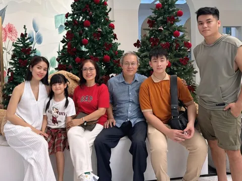 Lê Phương đón Giáng sinh cùng đại gia đình, khung hình ngập tràn niềm hạnh phúc