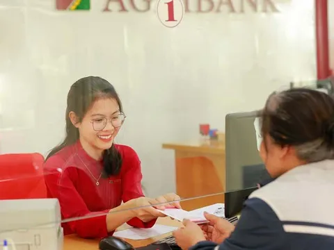 Bắt gặp bà cụ cầm tập tiền mệnh giá 500 nghìn đồng đứng trước ngân hàng Agribank: Công an liền mời làm việc, chặn đứng vụ lừa đảo tinh vi
