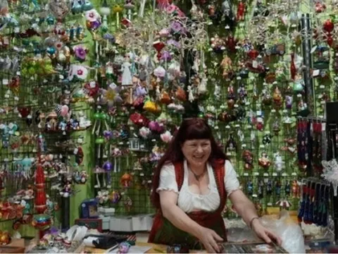 Thế giới kỳ diệu mùa lễ hội quanh năm trong cửa hàng trang trí Giáng sinh