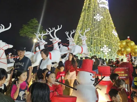 Đông đảo người dân xuống phố, đến nhà thờ đón Giáng sinh tại Đà Nẵng