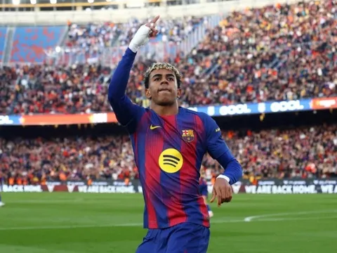 Thần đồng Barcelona tạo cơn sốt với video đời thường