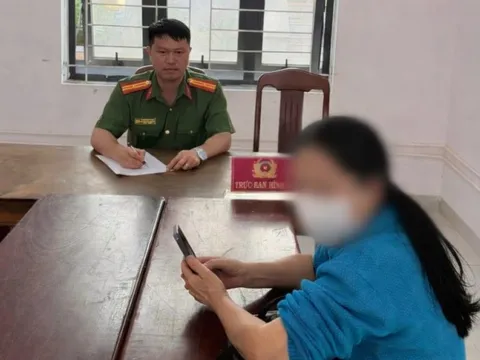 Người phụ nữ đến ngân hàng yêu cầu chuyển khoản 50 triệu đồng vào STK 7228082000 tại BIDV, nhưng nhân viên lại báo công an