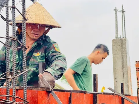 Chiến sĩ Tăng thiết giáp 'vượt nắng thắng mưa' dựng lại mái ấm ở rốn lũ Hòa Thịnh