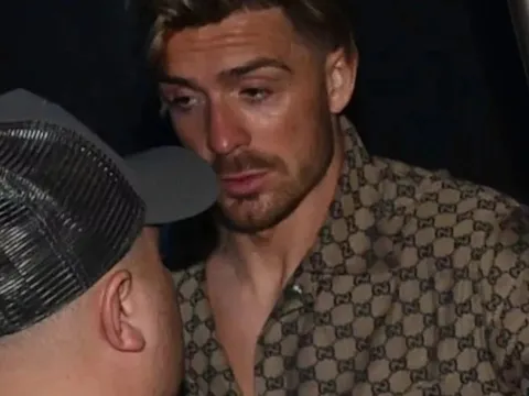 Grealish rời câu lạc bộ thoát y lúc 4h