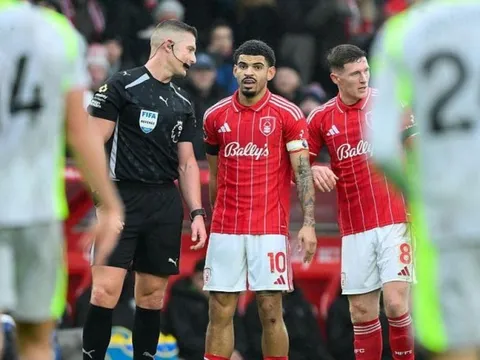 Quyết định gây phẫn nộ giúp Man City thắng trận