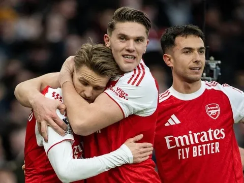 Arsenal chiếm lại ngôi đầu Premier League