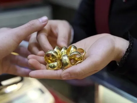 Giá vàng tăng mạnh, vì sao nhiều người nắm giữ mà vẫn run tay?