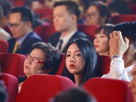 'Hot girl' tuyển Việt Nam gây chú ý ở gala Quả bóng vàng 2025