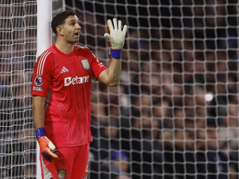 Emi Martinez cứu thua không tưởng