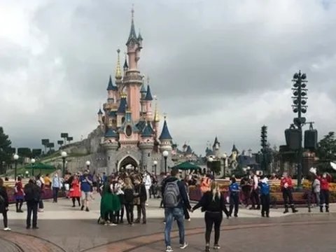 Ngành du lịch Pháp chứng kiến nghịch lý tăng trưởng bất chấp bão giá và biến đổi khí hậu