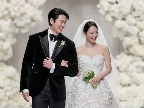 Hành động ấm áp của Kim Woo Bin sau lễ cưới với Shin Min Ah