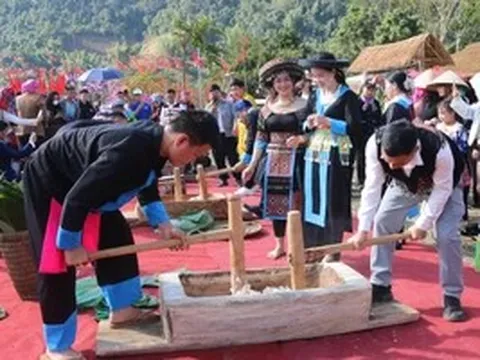 Du khách trải nghiệm Ngày hội Văn hóa các dân tộc xã Sam Mứn