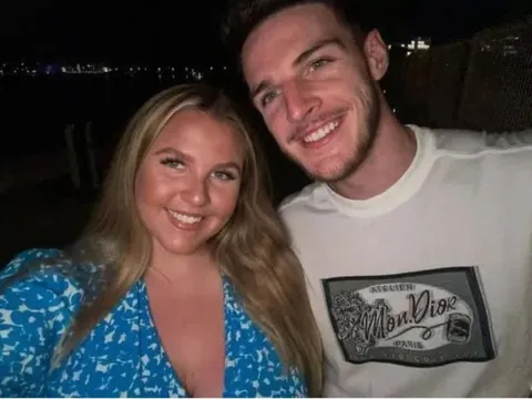 Bạn gái Declan Rice tiếp tục bị miệt thị