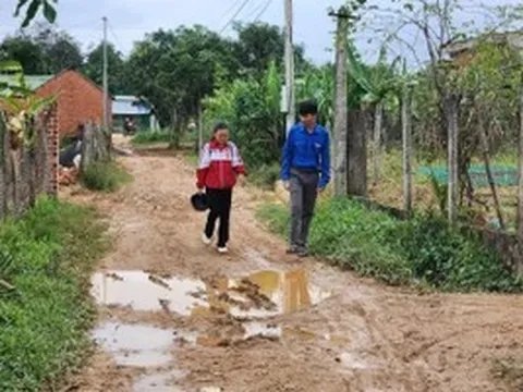 Gian nan mở lớp xóa mù chữ ở Ea Ô, Đắk Lắk: Vận động ra lớp khó hơn cả lên rẫy