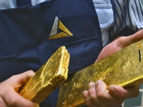 Giá vàng hôm nay 30/12/2025 giảm 'không phanh', có thực sự đạt 4.900 USD trong năm 2026; Giá bạc tăng 167%, lần đầu vượt 80 USD