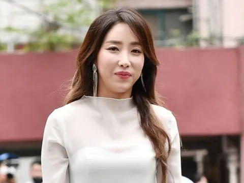 Nữ ca sĩ Sook Haeng chính thức bị cắt sóng sau bê bối ngoại tình