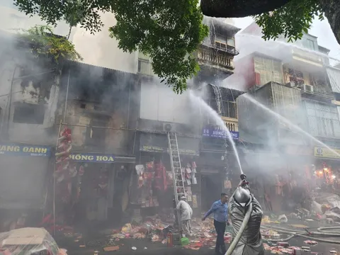 Hà Nội: Cháy nhà trên phố Hàng Mã ngày cuối năm, 1 người bị thương