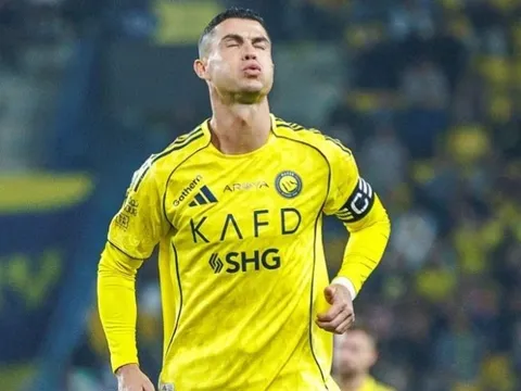 Ronaldo ghi bàn bằng lưng