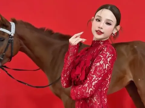 Huyền Baby diện áo dài ren rạng rỡ đón năm mới