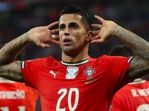 Barcelona gây bất ngờ với Cancelo