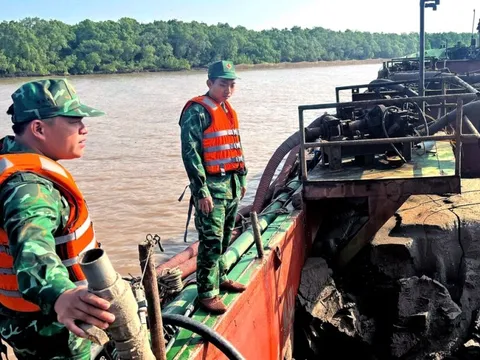 Bắt giữ 3 tàu chở 700m3 cát lậu ngoài biển vào nội địa