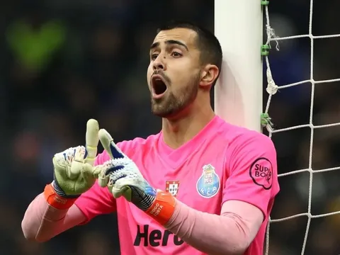 Cú đá vui của thủ môn Bồ Đào Nha khiến mạng xã hội xôn xao